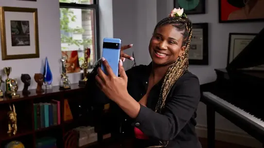 Eine Frau macht mit ihrem Android-Smartphone ein Selfie.