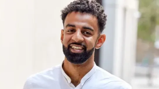 Ismail Jeilani, CEO and founder of LiveLink discussing with a man