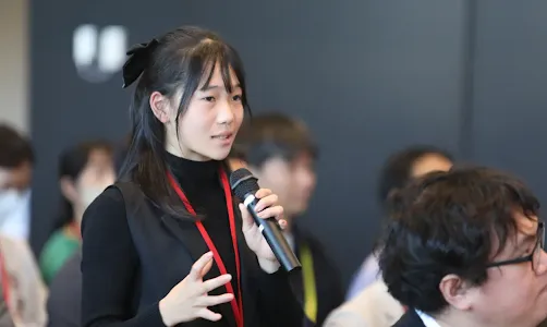 群衆に語りかける女性