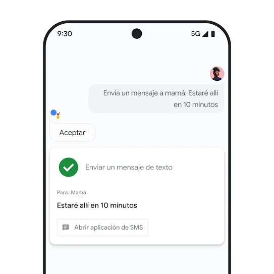 Imagen de la pantalla de un smartphone con el Asistente de Google abierto, en la que se muestra una interacción de voz para enviar un mensaje de texto a un familiar.