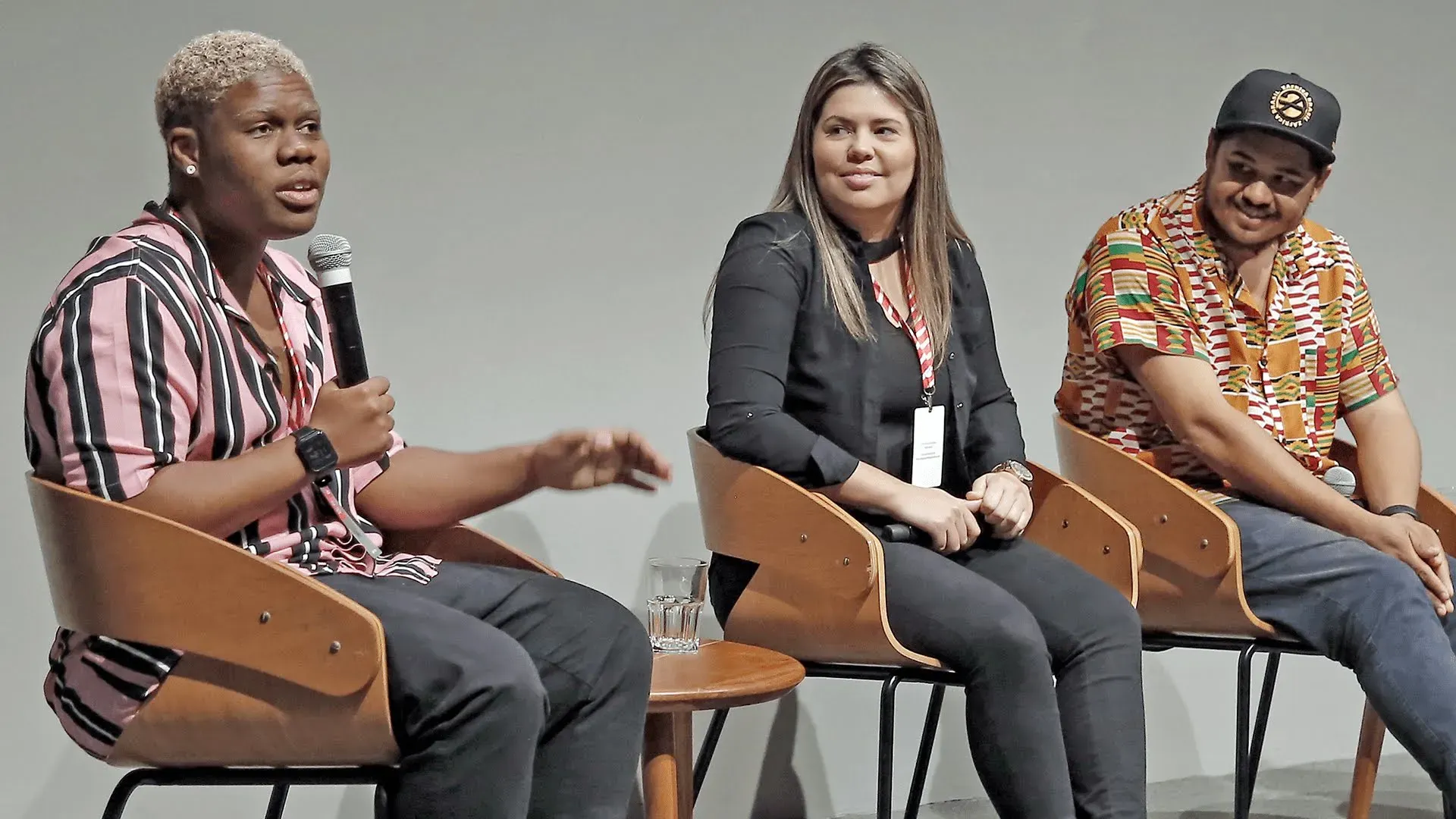 Empreendedores Akin Abaz, Aline Landim e Thiago Vinícius em apresentação no palco