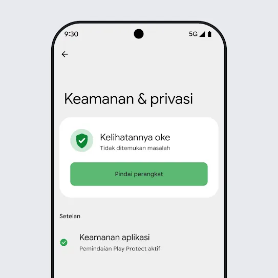Visual layar smartphone yang menjalankan Android OS dengan setelan Keamanan & Privasi terbuka, menampilkan hasil pemindaian perangkat dan setelan keamanan aplikasi.