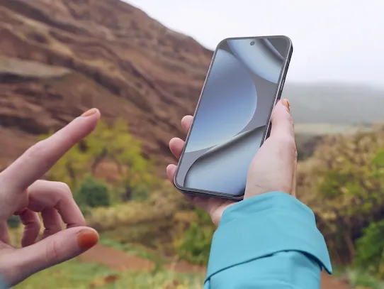 Une femme utilise un téléphone Android dans la nature.