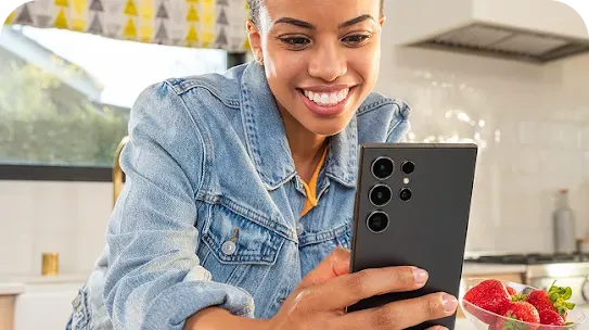 Mädchen löscht einfach und sicher Cookies/Cache auf Android-Smartphone für mehr Speicherplatz.