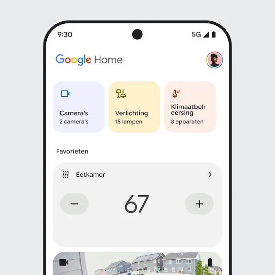 Visuele weergave van een smartphonescherm met Google Home geopend. Er wordt een dashboard getoond met een snel overzicht van informatie over beveiligingscamera's, verlichting en klimaat. 