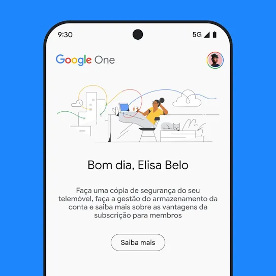 Imagem do ecrã de um smartphone com o Google One aberto, a apresentar uma mensagem de boas-vindas personalizada e uma mensagem informativa sobre o armazenamento da conta, incluindo cópias de segurança do telemóvel e vantagens da subscrição, com um link para saber mais.