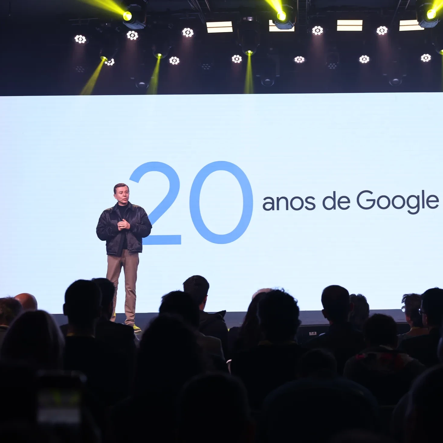 Picture of Fabio Coelho on stage with the phrase 20 years of Google Brazil