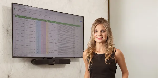Homem e mulher sentados em bancos em uma cozinha.