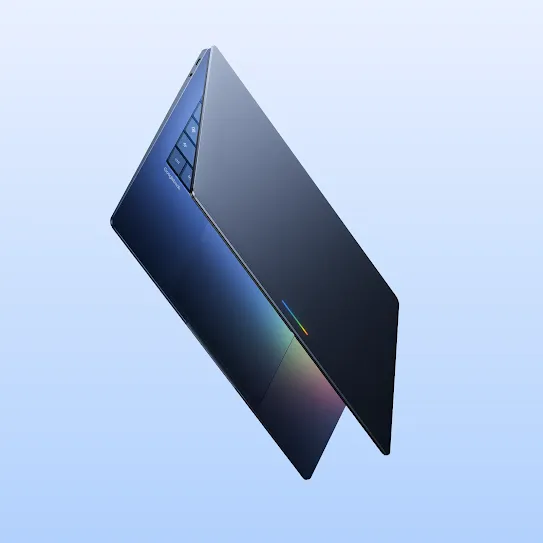 Un elegante portátil Googlebook inclinado sobre un fondo azul claro, que muestra su diseño fino, sus teclas triangulares únicas y una barra de luz en el touchpad.