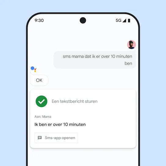Visuele weergave van een smartphonescherm met de Google Assistent geopend, waarop een spraakinteractie wordt getoond om een tekstbericht naar een gezinslid te sturen.