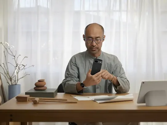 Image d'un homme utilisant son appareil Android