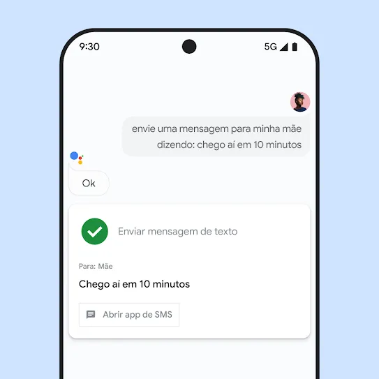 Imagem da tela de um smartphone com o Google Assistente aberto, mostrando a entrada de um comando de voz pedindo para enviar uma mensagem de texto a um membro da família.