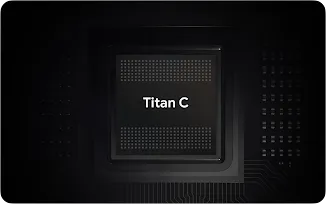 Graphique d'une puce Titan C sur une carte de circuit imprimé foncée.